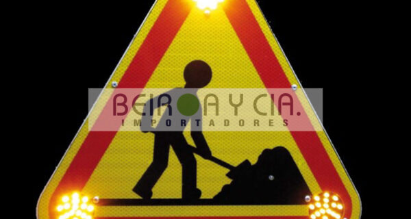 TRIANGULO XE P/VEHIC. LENTOS C/LED ALUMINIO C/BASE REBATIBLE